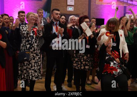 Blyth, Regno Unito - il risultato delle elezioni di Hexham dichiara Joe Morris come deputato laburista - il primo deputato laburista nel collegio elettorale per 100 anni. Festeggiamenti da parte dei sostenitori del partito. Credito fotografico Jill o'Donnell/Alamy Live News Credit: Jill ODonnell/Alamy Live News Foto Stock