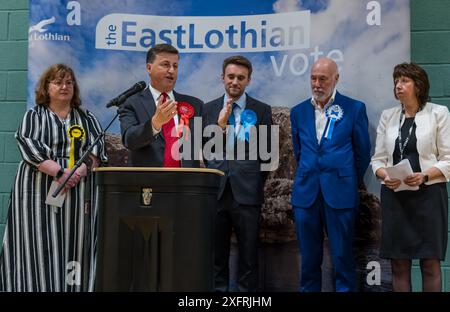 East Lothian, Scozia, Regno Unito, 5 luglio 2024. Conteggio delle elezioni generali: Il conteggio si svolge per selezionare il nuovo deputato per il collegio di Lothian East. Douglas Alexander, ex ministro del governo sotto Blair e Brown, è ampiamente convinto che abbia successo dopo un'assenza di 10 anni dalla politica britannica. Gli altri candidati includono Lyn Jardine (SNP, Scott Hamilton (con), Robert Davies (Reform UK), George Yerevan (Alba) e Shona Macintosh (Green). Nella foto: Douglas Alexander vince Lothian East con una maggioranza di oltre 10.000. Crediti: Sally Anderson/Alamy Live News Foto Stock