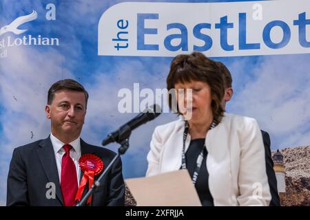 East Lothian, Scozia, Regno Unito, 5 luglio 2024. Conteggio delle elezioni generali: Il conteggio si svolge per selezionare il nuovo deputato per il collegio di Lothian East. Douglas Alexander, ex ministro del governo sotto Blair e Brown, è ampiamente convinto che abbia successo dopo un'assenza di 10 anni dalla politica britannica. Gli altri candidati includono Lyn Jardine (SNP, Scott Hamilton (con), Robert Davies (Reform UK), George Yerevan (Alba) e Shona Macintosh (Green). Nella foto: Douglas Alexander vince Lothian East con una maggioranza di oltre 10.000. Crediti: Sally Anderson/Alamy Live News Foto Stock