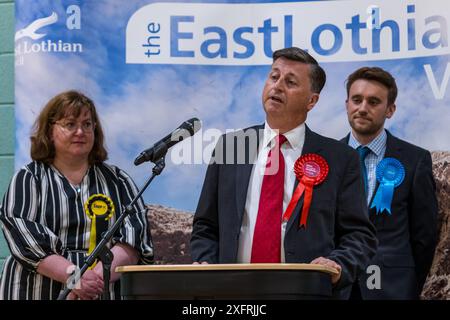 East Lothian, Scozia, Regno Unito, 5 luglio 2024. Conteggio delle elezioni generali: Il conteggio si svolge per selezionare il nuovo deputato per il collegio di Lothian East. Douglas Alexander, ex ministro del governo sotto Blair e Brown, è ampiamente convinto che abbia successo dopo un'assenza di 10 anni dalla politica britannica. Gli altri candidati includono Lyn Jardine (SNP, Scott Hamilton (con), Robert Davies (Reform UK), George Yerevan (Alba) e Shona Macintosh (Green). Nella foto: Douglas Alexander vince Lothian East con una maggioranza di oltre 10.000. Crediti: Sally Anderson/Alamy Live News Foto Stock