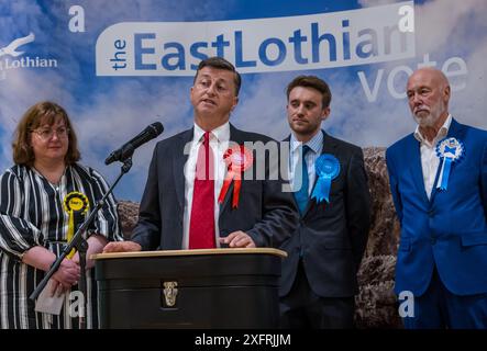 East Lothian, Scozia, Regno Unito, 5 luglio 2024. Conteggio delle elezioni generali: Il conteggio si svolge per selezionare il nuovo deputato per il collegio di Lothian East. Douglas Alexander, ex ministro del governo sotto Blair e Brown, è ampiamente convinto che abbia successo dopo un'assenza di 10 anni dalla politica britannica. Gli altri candidati includono Lyn Jardine (SNP, Scott Hamilton (con), Robert Davies (Reform UK), George Yerevan (Alba) e Shona Macintosh (Green). Nella foto: Douglas Alexander vince Lothian East con una maggioranza di oltre 10.000. Crediti: Sally Anderson/Alamy Live News Foto Stock