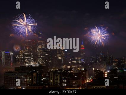 Città, Stati Uniti. 4 luglio 2024. Fuochi d'artificio esplodono sull'Empire State Building e sullo skyline di Manhattan per l'annuale Macy's 4 luglio fuochi d'artificio spettacolari per il giorno dell'indipendenza di giovedì 4 luglio 2024, visto da Union City, New Jersey. Foto di John Angelillo/UPI credito: UPI/Alamy Live News Foto Stock