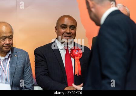 Garon Park, Southend on Sea, Essex, Regno Unito. 5 luglio 2024. I risultati sono stati annunciati nei campi da tennis di Garon Park per il collegio di Southend West and Leigh. Il collegio è stato tenuto dai conservatori fin dalla formazione nel 1950. Vincitore David Burton-Sampson (laburista). Foto Stock