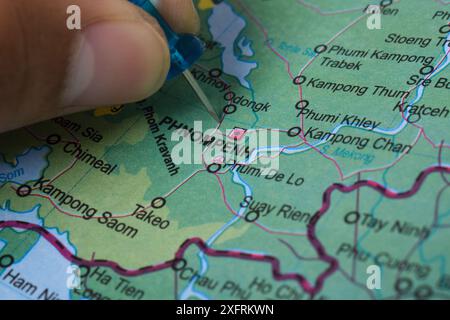 Pin su Phnompenh, la Cambogia della Mappa del mondo. Primo piano e messa a fuoco selettiva. Concetto di viaggio Foto Stock