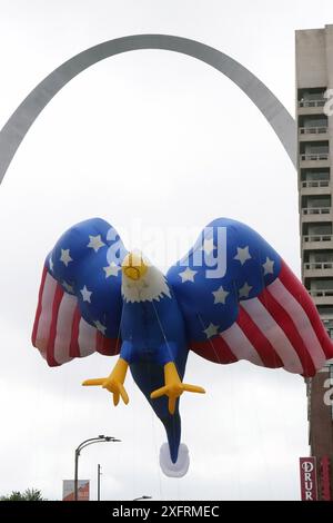 St. Louis, Stati Uniti. 4 luglio 2024. Un pallone gonfiabile American Eagle è pronto per partire durante la Parata del compleanno americano a St. Louis giovedì 4 luglio 2024. Foto di Bill Greenblatt/UPI credito: UPI/Alamy Live News Foto Stock