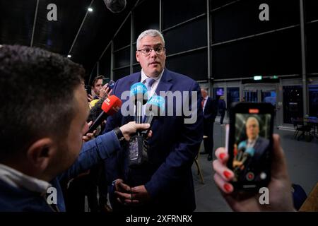 Il leader del DUP Gavin Robinson, al Titanic Exhibition Centre di Belfast, durante il conteggio delle elezioni generali del 2024. Data foto: Venerdì 5 luglio 2024. Foto Stock