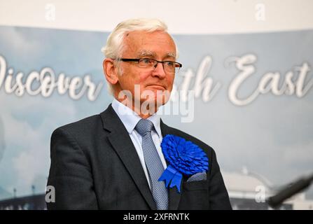 Martin Vickers, candidato conservatore per il collegio di Brigg and Immingham County, vince durante le elezioni generali Count for the Great Grimsby and Cleethorpes Borough e Brigg and Immingham County, tenutesi a Grimsby Town Hall, Grimsby, Regno Unito. 4 luglio 2024. Foto di Jon Corken/Alamy Live News Foto Stock