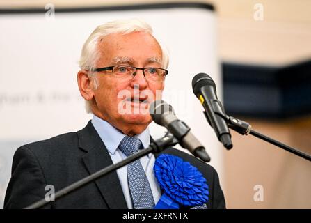 Martin Vickers, candidato conservatore per il collegio di Brigg and Immingham County, vince durante le elezioni generali Count for the Great Grimsby and Cleethorpes Borough e Brigg and Immingham County, tenutesi a Grimsby Town Hall, Grimsby, Regno Unito. 4 luglio 2024. Foto di Jon Corken/Alamy Live News Foto Stock