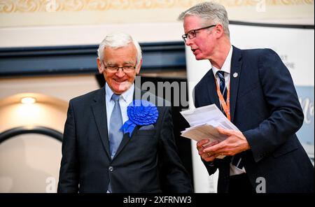 Martin Vickers, candidato conservatore per il collegio di Brigg and Immingham County, vince durante le elezioni generali Count for the Great Grimsby and Cleethorpes Borough e Brigg and Immingham County, tenutesi a Grimsby Town Hall, Grimsby, Regno Unito. Nella foto è anche l'amministratore delegato della NELC Rob Walsh, giusto. 4 luglio 2024. Foto di Jon Corken/Alamy Live News Foto Stock