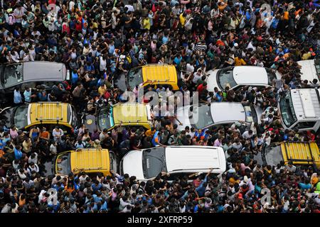 Mumbai, India. 4 luglio 2024. I tifosi bloccano i veicoli sulla strada mentre aspettano in grande numero per celebrare la sfilata di vittorie della squadra indiana di cricket su un autobus scoperto. La squadra indiana di cricket ha battuto il Sudafrica in una emozionante finale di venti (T20) Coppa del mondo giocata tra loro il 29 giugno 2024 alle Barbados. Credito: SOPA Images Limited/Alamy Live News Foto Stock