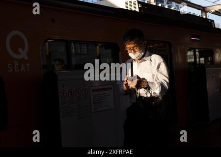 Tokyo, Giappone. 3 luglio 2024. I pendolari camminano verso il treno della metropolitana. (Foto di Stanislav Kogiku/SOPA Images/Sipa USA) credito: SIPA USA/Alamy Live News Foto Stock