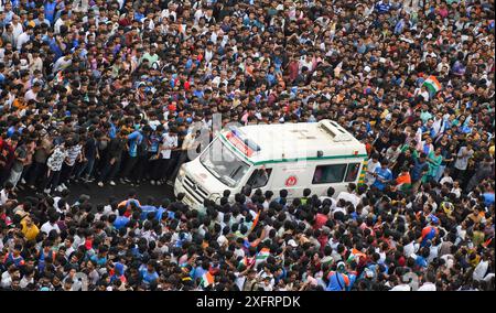 Mumbai, India. 4 luglio 2024. I tifosi sgomberano la strada per far passare un'ambulanza mentre aspettano in grande numero per celebrare la vittoria della squadra di cricket indiana su un autobus scoperto. La squadra indiana di cricket ha battuto il Sudafrica in una emozionante finale di venti (T20) Coppa del mondo giocata tra loro il 29 giugno 2024 alle Barbados. Credito: SOPA Images Limited/Alamy Live News Foto Stock