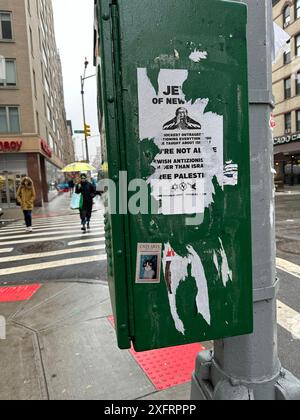 NY, USA, 24 gennaio 2024 - New York, New York. Strappato il propoganda pro-palestinese e anti-sionista che prendeva di mira gli ebrei nell'Upper East Side di Manhattan durante la guerra di Israele contro Hamas. Foto Stock