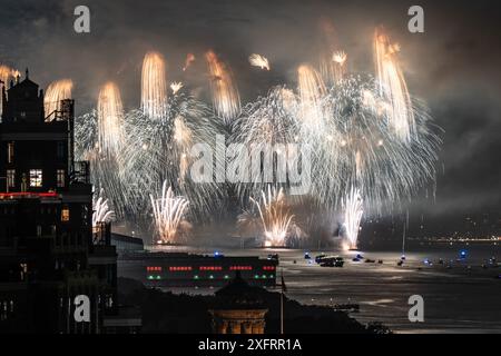 New York, Stati Uniti. 4 luglio 2024. I fuochi d'artificio del 4 luglio di Macy sul fiume Hudson a New York. Credito: SOPA Images Limited/Alamy Live News Foto Stock