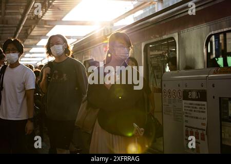 Tokyo, Giappone. 3 luglio 2024. I pendolari prendono un treno della metropolitana. Credito: SOPA Images Limited/Alamy Live News Foto Stock