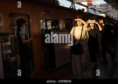 Tokyo, Giappone. 3 luglio 2024. I pendolari camminano verso il treno della metropolitana. Credito: SOPA Images Limited/Alamy Live News Foto Stock