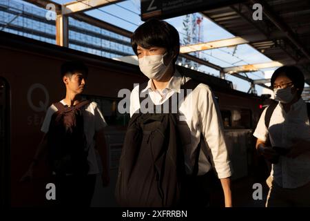 Tokyo, Giappone. 3 luglio 2024. I pendolari camminano verso il treno della metropolitana. Credito: SOPA Images Limited/Alamy Live News Foto Stock