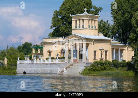 PETRODVORETS, RUSSIA - 4 GIUGNO 2024: Padiglione Tsaritsyn sullo stagno di Olga in un giorno di giugno di sole. Peterhof Foto Stock