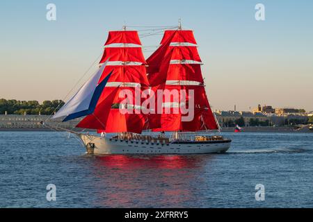 SAN PIETROBURGO, RUSSIA - 27 GIUGNO 2024: Il bricco "Russia" partecipa alla festa annuale dei laureati "Scarlet Sails" nelle acque a Foto Stock