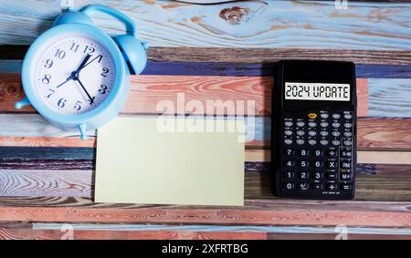 Calcolatrice con AGGIORNAMENTO 2024 visualizzato. Concetto di servizi finanziari. Foto Stock
