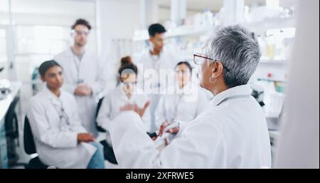 Presentazione, ricerca e team di scienziati in laboratorio con mentore per stage bio-medici. Domanda, discussione e scienza farmaceutica Foto Stock