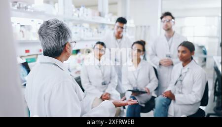 Incontro, ricerca e team di scienziati in laboratorio con mentore per stage bio-medici. Studio, discussione e gruppo di scienze farmaceutiche Foto Stock