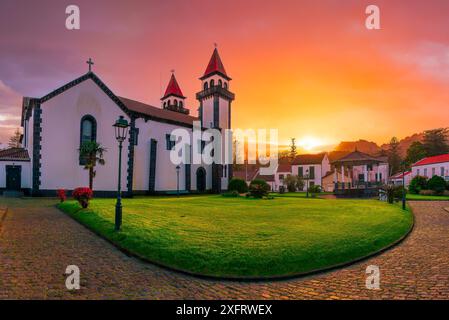 Chiesa di nostra Signora della Gioia sulla città di Furnas al tramonto, isola di Sao Miguel, arcipelago Azore, Portogallo Foto Stock