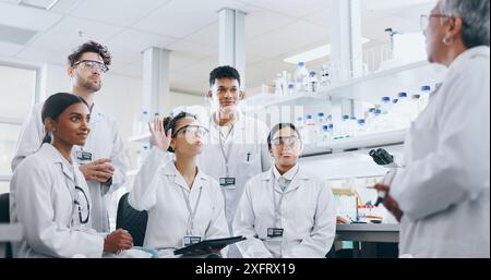 Incontro, ricerca e gruppo di scienziati in laboratorio con mentore per stage bio-medici. Domanda, discussione e scienza farmaceutica Foto Stock