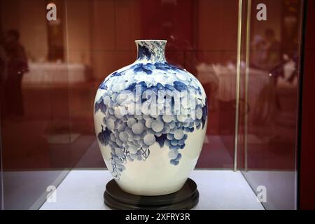 Jingdezhen, Cina. 5 luglio 2024. Squisita porcellana ornamentale è stata osservata presso la fabbrica di porcellana China Jingdezhen a Jingdezhen, in Cina, il 4 luglio 2024. (Foto di Costfoto/NurPhoto) credito: NurPhoto SRL/Alamy Live News Foto Stock