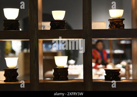 Jingdezhen, Cina. 5 luglio 2024. Il 4 luglio 2024 i visitatori stanno acquistando porcellane presso la fabbrica di porcellane China Jingdezhen, in Cina. (Foto di Costfoto/NurPhoto) credito: NurPhoto SRL/Alamy Live News Foto Stock