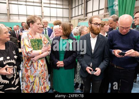 Hereford, Herefordshire, Regno Unito – venerdì 4 luglio 2024 – Ellie Chowns ( centro ) la candidata del Partito Verde con i suoi sostenitori pochi istanti prima di diventare deputato eletto per North Herefordshire – foto Steven May / Alamy Live News Foto Stock