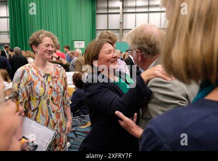 Hereford, Herefordshire, Regno Unito – venerdì 4 luglio 2024 – Ellie Chowns la candidata del Partito dei Verdi riceve le congratulazioni dai suoi sostenitori in quanto viene eletta deputato per North Herefordshire – Photo Steven May / Alamy Live News Foto Stock