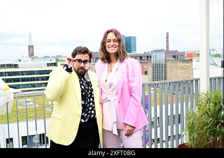 Steven Preisner und Saskia Grimm beim Mates Date Influencer Event auf der Berlin Fashion Week S/S 2025 im Atelier Rooftop. Berlino, 02.07.2024 Foto Stock