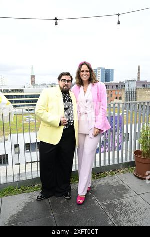 Steven Preisner und Saskia Grimm beim Mates Date Influencer Event auf der Berlin Fashion Week S/S 2025 im Atelier Rooftop. Berlino, 02.07.2024 Foto Stock