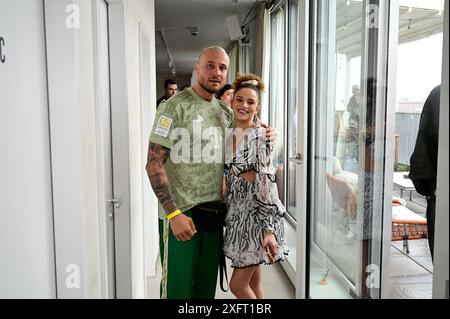 Eric Sindermann e Christin Okpara beim Mates Date Influencer Event auf der Berlin Fashion Week S/S 2025 im Atelier Rooftop. Berlino, 02.07.2024 Foto Stock