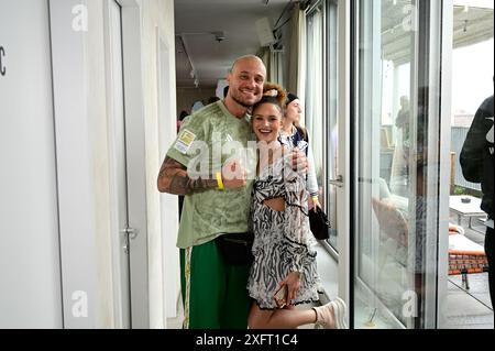 Eric Sindermann e Christin Okpara beim Mates Date Influencer Event auf der Berlin Fashion Week S/S 2025 im Atelier Rooftop. Berlino, 02.07.2024 Foto Stock