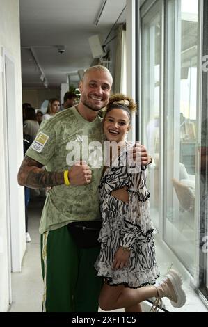 Eric Sindermann e Christin Okpara beim Mates Date Influencer Event auf der Berlin Fashion Week S/S 2025 im Atelier Rooftop. Berlino, 02.07.2024 Foto Stock