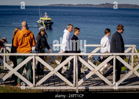 Nuuk, Groenland. 4 luglio 2024. Re Federico X e il principe Vincent all'arrivo a Nuuk in Groenlandia, giovedì 4 luglio 2024. La coppia reale sta ufficialmente visitando la Groenlandia dal 29 giugno al 6 luglio 2024. La visita inizia nella baia di Disko e la coppia reale, quindi viaggia con Dannebrog a sud lungo la costa occidentale della Groenlandia. (Foto: IDA Marie Odgaard/Ritzau Scanpix) credito: Ritzau/Alamy Live News Foto Stock