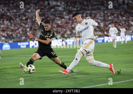 Pasadena, California, Stati Uniti. 4 luglio 2024. Il difensore del Los Angeles FC SERGI PALENCIA (14) blocca un tentativo di cross dall'attaccante dei Los Angeles Galaxy GABRIEL PEC (11) durante una partita della MLS tra LA Galaxy e il Los Angeles FC al Rose Bowl Stadium di Pasadena, California. (Immagine di credito: © Brenton TSE/ZUMA Press Wire) SOLO PER USO EDITORIALE! Non per USO commerciale! Crediti: ZUMA Press, Inc./Alamy Live News Foto Stock