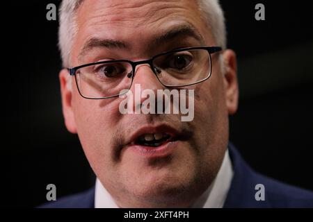 Il leader del DUP Gavin Robinson, al Titanic Exhibition Centre di Belfast, durante il conteggio delle elezioni generali del 2024. Data foto: Venerdì 5 luglio 2024. Foto Stock