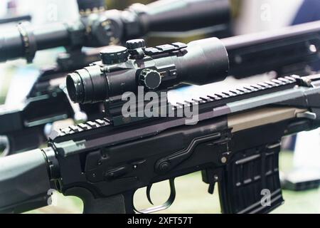 Armi moderne fucili automatici e mitragliatrice sul bancone. Armi da fuoco per l'esercito e la polizia. Foto di alta qualità Foto Stock