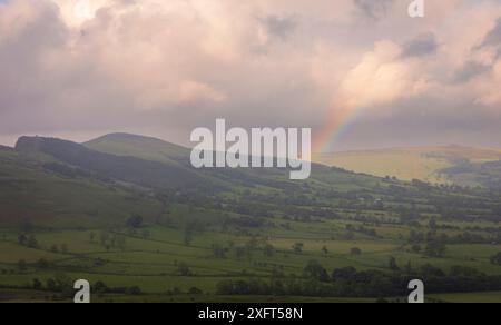 Arcobaleno sopra Mam Tor nel Peak District Derbyshire East Midlands Inghilterra Regno Unito Foto Stock