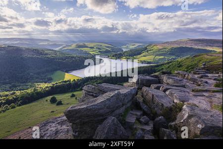 La vista da Bamford Edge sul lago artificiale Ladybower, la valle Derwent, il Derbyshire East Midlands, Inghilterra, Regno Unito Foto Stock