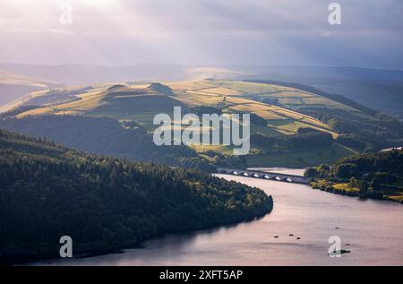 La vista da Bamford Edge sul lago artificiale Ladybower, la valle Derwent, il Derbyshire East Midlands, Inghilterra, Regno Unito Foto Stock