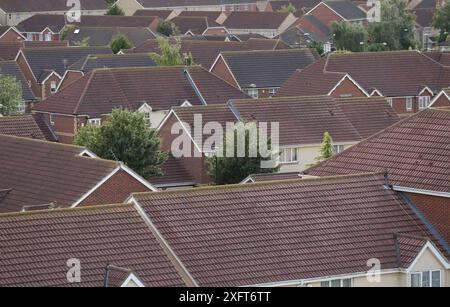 File foto datata 19/08/14 di una vista generale delle case di Thamesmead, a sud-est di Londra. Halifax ha affermato che il prezzo medio delle case nel Regno Unito è rimasto relativamente stabile a giugno, scendendo del 0,2% su base mensile, e che il prezzo delle case nel Regno Unito a giugno è stato di £ 288.455, diminuendo da £ 288.931 a maggio. Data di pubblicazione: Venerdì 5 luglio 2024. Foto Stock