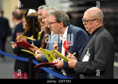 Glasgow, Regno Unito. 5 luglio 2024. NELLA FOTO: Scene dall'interno del Glasgow Election Count all'Emirates Arena (Sir Chris Hoy Velodrome) alla vigilia finale delle elezioni generali del Parlamento britannico del 2024, con le urne caricate e contate e i candidati del partito che guardano e contano. Foto di Colin D Fisher. Crediti: Colin Fisher/Alamy Live News Foto Stock