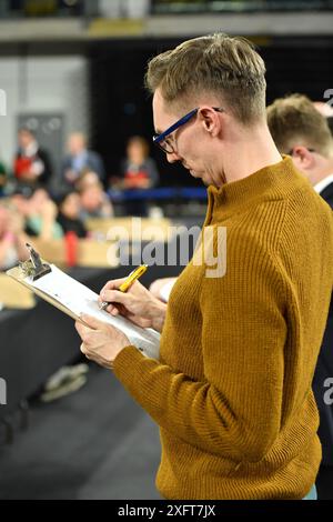 Glasgow, Regno Unito. 5 luglio 2024. NELLA FOTO: Scene dall'interno del Glasgow Election Count all'Emirates Arena (Sir Chris Hoy Velodrome) alla vigilia finale delle elezioni generali del Parlamento britannico del 2024, con le urne caricate e contate e i candidati del partito che guardano e contano. Foto di Colin D Fisher. Crediti: Colin Fisher/Alamy Live News Foto Stock