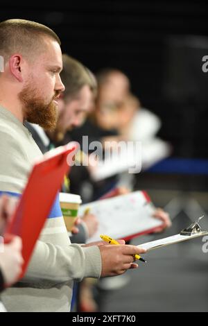 Glasgow, Regno Unito. 5 luglio 2024. NELLA FOTO: Scene dall'interno del Glasgow Election Count all'Emirates Arena (Sir Chris Hoy Velodrome) alla vigilia finale delle elezioni generali del Parlamento britannico del 2024, con le urne caricate e contate e i candidati del partito che guardano e contano. Foto di Colin D Fisher. Crediti: Colin Fisher/Alamy Live News Foto Stock