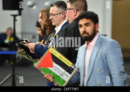 Glasgow, Regno Unito. 5 luglio 2024. NELLA FOTO: Scene dall'interno del Glasgow Election Count all'Emirates Arena (Sir Chris Hoy Velodrome) alla vigilia finale delle elezioni generali del Parlamento britannico del 2024, con le urne caricate e contate e i candidati del partito che guardano e contano. Foto di Colin D Fisher. Crediti: Colin Fisher/Alamy Live News Foto Stock