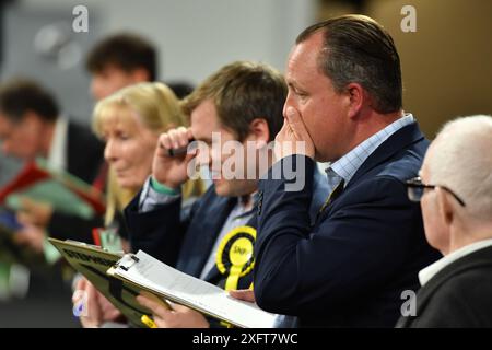 Glasgow, Regno Unito. 5 luglio 2024. NELLA FOTO: Scene dall'interno del Glasgow Election Count all'Emirates Arena (Sir Chris Hoy Velodrome) alla vigilia finale delle elezioni generali del Parlamento britannico del 2024, con le urne caricate e contate e i candidati del partito che guardano e contano. Foto di Colin D Fisher. Crediti: Colin Fisher/Alamy Live News Foto Stock